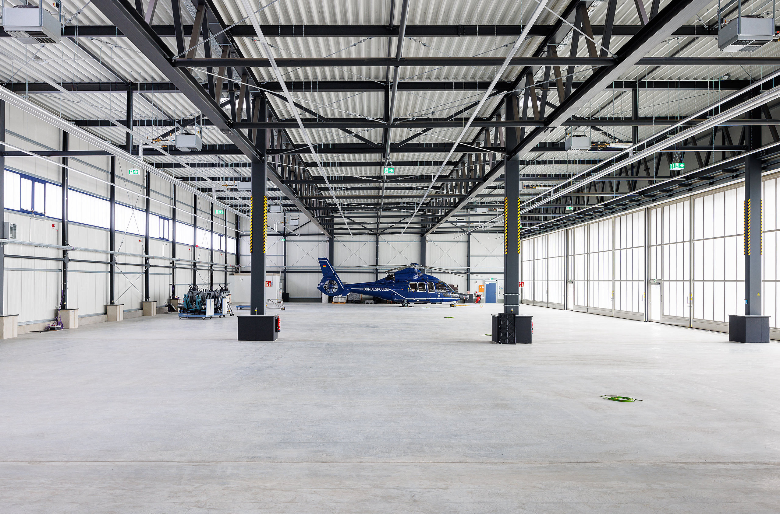 Blick in die neue Hubschrauberhalle am Bundespolizeistandorts Sankt-Augustin